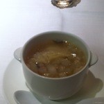 烏骨鶏とふかひれのスープ。