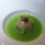 海鮮とヌードル、エンドウ豆ソース。