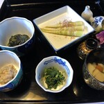 出羽屋 - [左上から時計廻りで]こごみ黒胡麻和え,筍お浸し,六浄豆腐の吸い物,二輪草からし和え,山うどのくるみ味噌和え