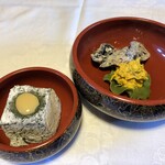 出羽屋 - よもぎとしどけの焼き豆腐,菊と木耳の酢ぐるみ和え
