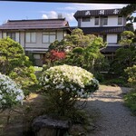 出羽屋 - ツツジが美しい中庭