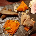 炉端美酒食堂 炉とマタギ - 鹿そぼろといぶりがっこのポテサラや脂身まで濃厚な鴨のハム、鹿や熊のお肉を使った筑前煮などお惣菜も充実！