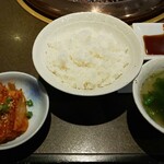 羅々亭 - ランチメニューに付くキムチ･スープ･大盛り無料ライス(R1.7.6撮影)