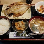 ゆたか - 飯はどんぶり飯、アジは皿からはみ出そうな位大きく肉厚だ。これで７００円はお得すぎる！