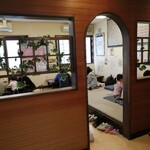 はらへー太 - 壁に向かって食事