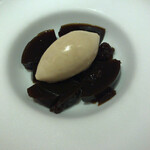 マッシュルーム - 練乳のソルベ コーヒーのジュレを添えて
