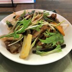 中華工房おかげさま - 牛もつ炒め定食メイン。