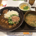 すき家 - かつおぶしオクラカレー、野菜サラダ・あさり汁セット