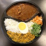 フィッシュ - 大辛チキンカレー&mix豆カレー1188円(ちょっとパクチー)