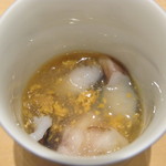 三谷 - 雲丹スープにトリ貝　生きてます