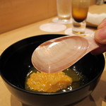 三谷 - マダカ鮑の肝ソースに雲丹ご飯　このヘラは貝殻で作ったもの