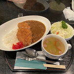 食事処 まるはち - 2020年6月。カツカレーにはサラダとスープ付いて1300円。