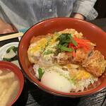 食事処 まるはち - 2020時6月。ロースかつ丼。味噌汁とお新香付いて1300円。