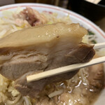ラーメン二郎 - 大ぶりの豚