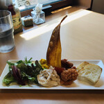 ビストロ レザン - 料理写真:前菜　トマト味のおから、チリ風味の豆とポテトや南瓜と枝豆のサラダ、その他