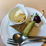 ビストロ レザン - 抹茶のスフレチーズケーキとバニラアイス