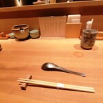 日本橋海鮮丼 つじ半 - 最初に、カウンター上に、鯛のお刺身と黄身醤油がきます