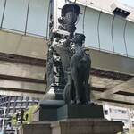 日本橋海鮮丼 つじ半 - 阿吽の麒麟？が左右に２体ずつ