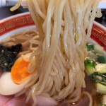 拉麺いさりび - 「浅草開化楼」のややウェーヴがかかったストレート麺