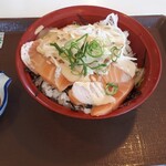 すき家 - オニオンサーモン丼大盛り710円