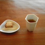 フラノ寶亭留 - ウエルカムコーン茶と小菓子で迎えられ・・・