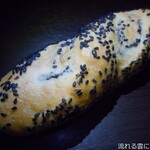 とよしまベーカリー - ごま入りソフトフランスパン