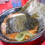 はじめ家 - ラーメン並　麺固
      追加トッピング無しのノーマル
      なぜか海苔1枚増えてる(^-^)