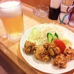 花のれん - 鶏の唐揚げと生ビール　花のれんの鉄板メニューです