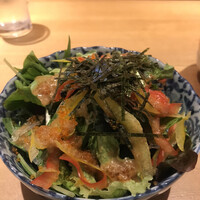 魚河岸 次郎松 - 次郎松御前３８００円。サラダ。レタス、水菜、パプリカのシンプルな生野菜に、トビコ、海苔がトッピングされています。ドレッシングがとても好みで、とても美味しくいただきました（╹◡╹）