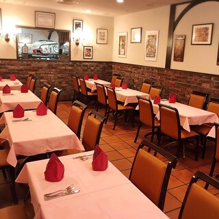 ＜ディナー＞
ゆったりと広めのお席でご案内しております。