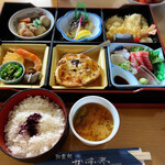 松花堂弁当　蓋を開けて