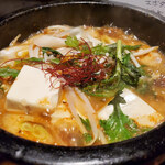 SAKANA Dining&Bar - 韓国風スジの石焼煮込み①