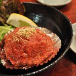 焼肉 静龍苑 - 炙りユッケ