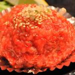 焼肉 静龍苑 - 炙りユッケ