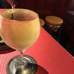 Spanish Bar Pasion - グラスワイン白380円もなみなみ。