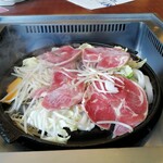 Asahi Biruen Shiroishi Hamanasukan - 中央に脂身、野菜の上にマルジンをのせ蒸焼風(2020年6月)