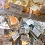 Fromagerie Alpage - このショーケースの前で何を買おうか迷うのが楽しいんです