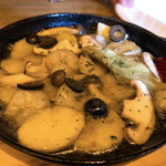 クロイマジョ - チョリソーとマッシュルームのアヒージョ