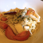 クロイマジョ - 鯛と長芋とフルーツトマトのスパゲッティ