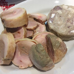 Abats. - 若鶏のバロティーヌとリー・ド・ヴォーのパテ　ワインが無限に飲めます（笑）