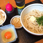 ヨメは「釜玉バターうどん」（590円）。新しいメニュー？めちゃ美味しかったそうです。