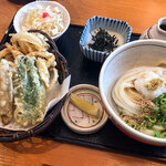 ムスメ1号は「やさい天ぶっかけ」（680円）＋「山いも」（160円）。