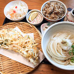 無添さぬきめん あじ豊 - ムスメ2号は「かきあげ天ぶっかけ」（680円）＋「かしわごはん」（200円）。