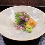 鮨旬美西川 - 師崎の生シャコ、雲丹に紫蘇の花が飾られています。　　　　　2020.05.30