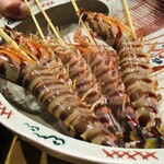 鮨旬美西川 - 目の前でぴちぴちと踊る 三河一色の 大きな（特大）車海老に串をします。　　　　　2020.05.30