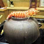 鮨旬美西川 - カウンター席の前 中央に置かれた 味の有る茶釜で 特大 車海老に熱を加えます。　　　　　2020.05.30
