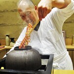 鮨旬美西川 - 茶釜で 特大 車海老 に熱を加える大将。（撮影の許可を頂いています。）　　　　　2020.05.30