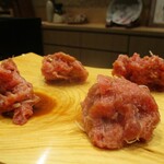 鮨旬美西川 - マグロの中落ち、赤味、脂身、白ネギ、奈良漬け で構成されています。　　　　　2020.05.30