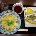 丸亀製麺 日比谷帝劇ビル店 - ぶっかけ（温）＋キス天・ナス天・トリ天