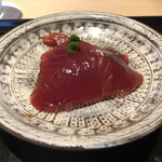 にい留 - 塩での脱水締めからの漬け
      モチモチ感あふれる鰹！